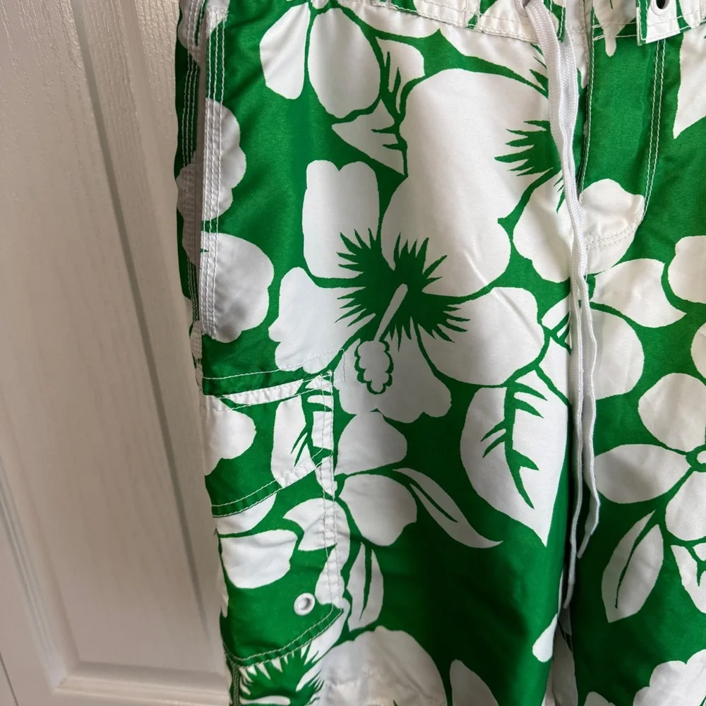 Old Navy green white‎ floral cargo trunks size small